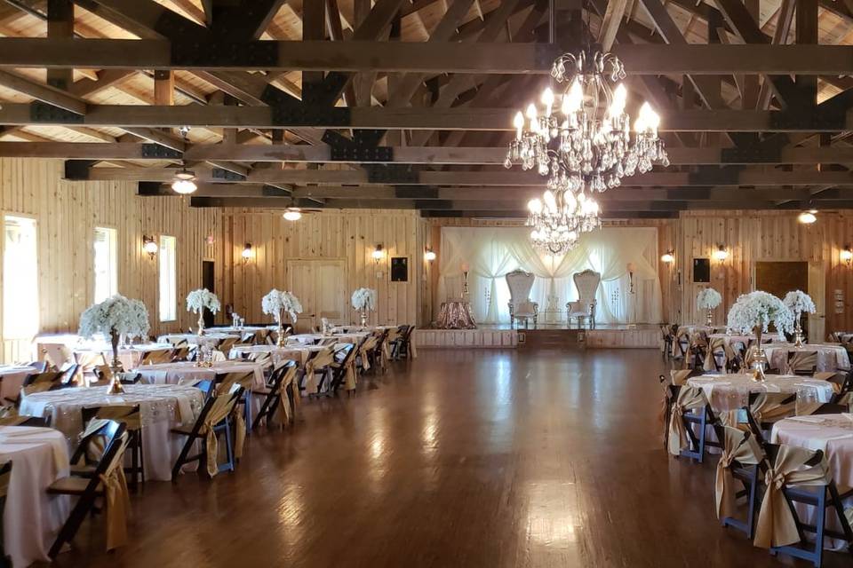 BigSkyBarn: round tablescape