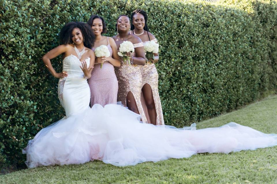 Bride & Her Bridesmaids