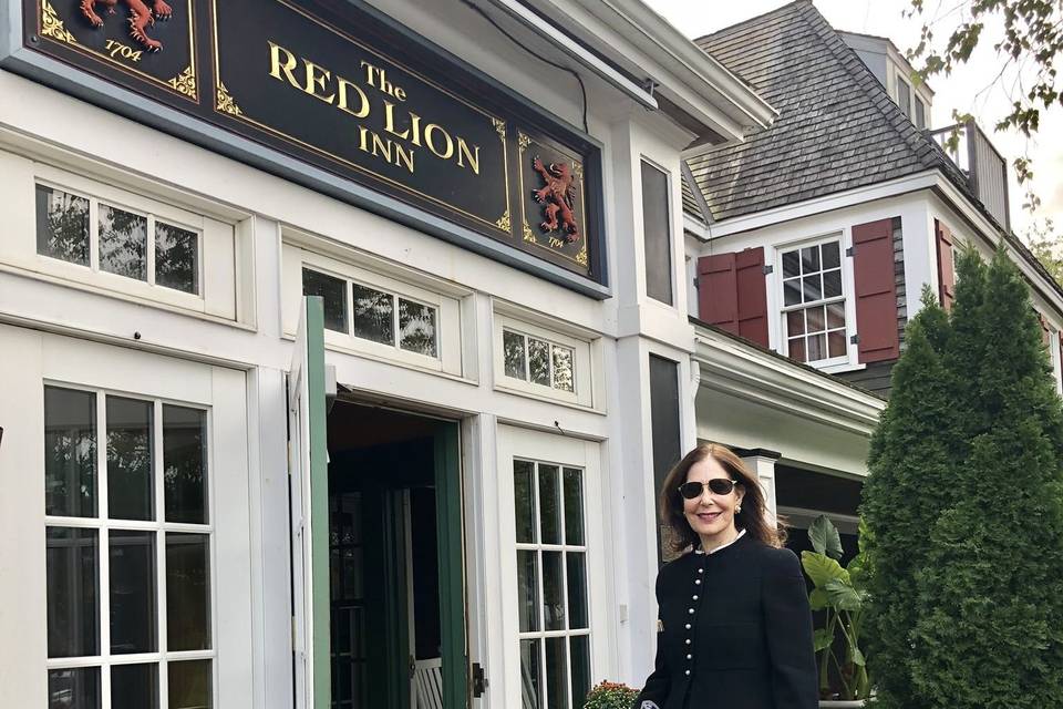 Leslie Zises at the RED LION