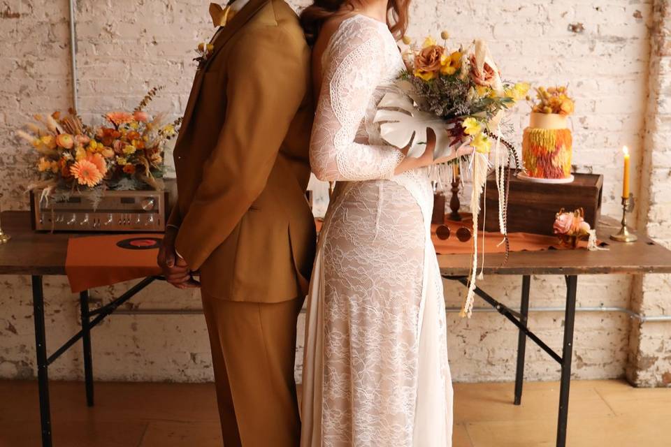 Couple (back to back)