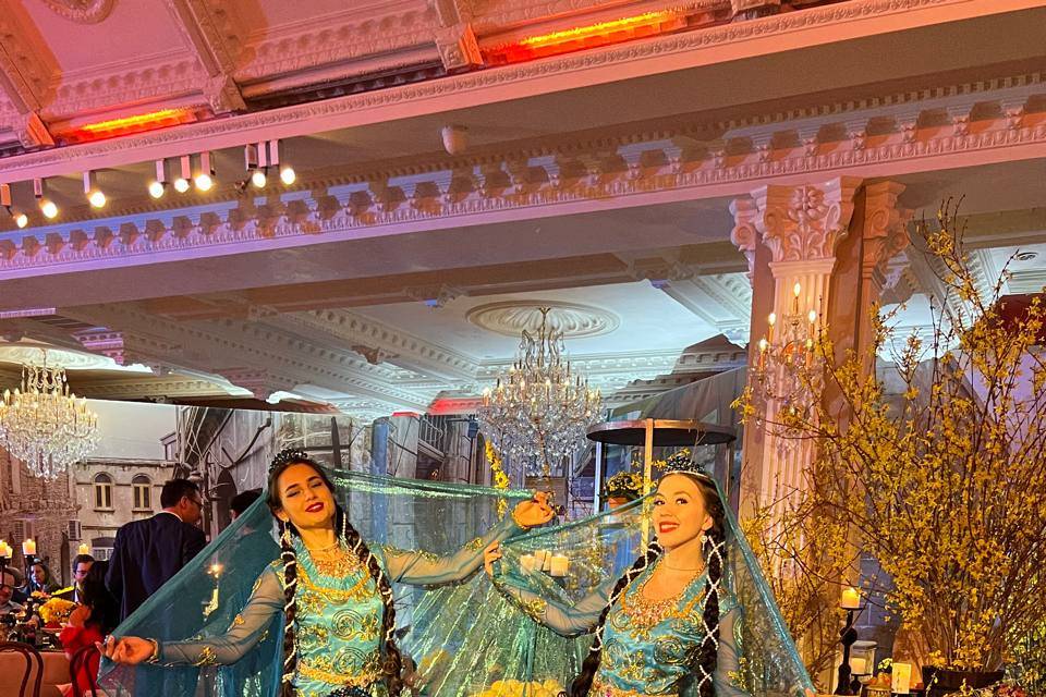 Azerbaijan dancers show