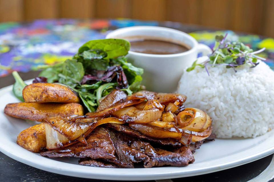 Bistec encebollado