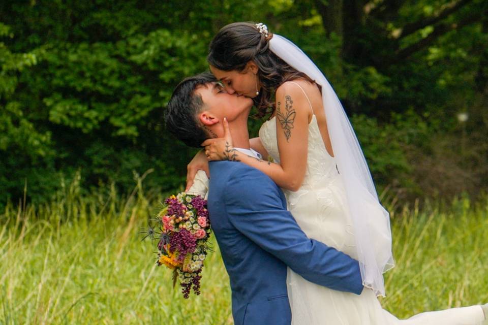 Spring Wedding Kiss