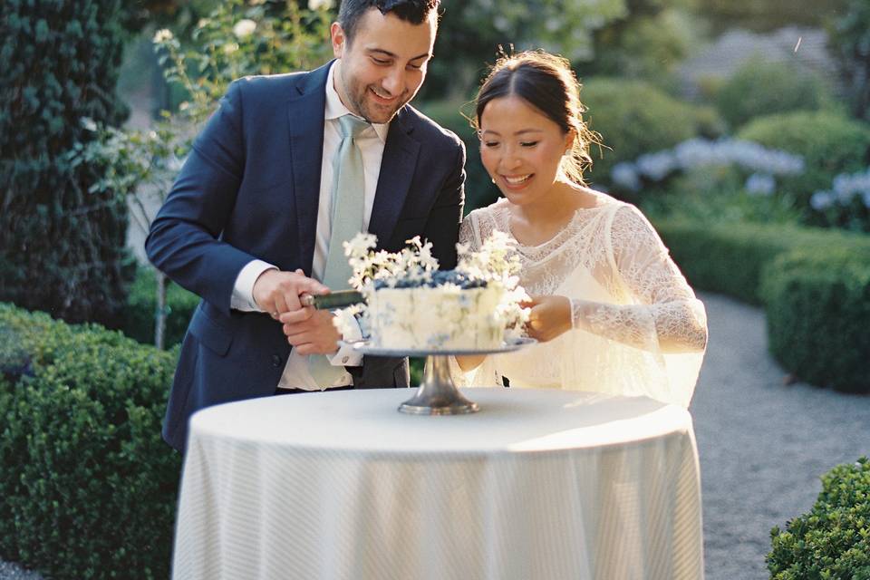 Beaulieu Garden cake cutting