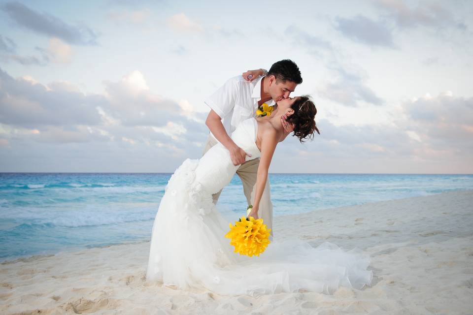 Kiss at the beach