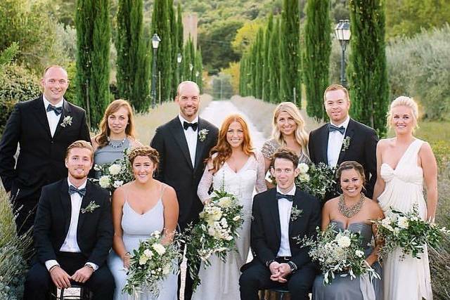 The couple with the bridesmaids and groomsmen