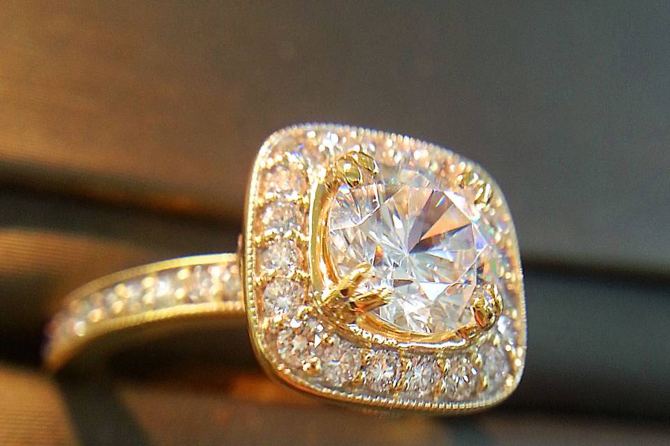 Traditional yellow gold is making a comeback! As shown by this gorgeous Ritani engagement ring.