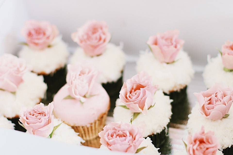 Cupcakes with white icing and pink flowers