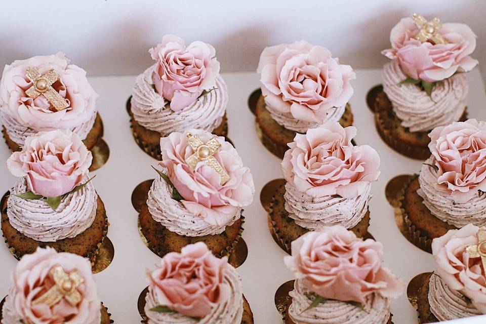 Cupcakes with pink flowers