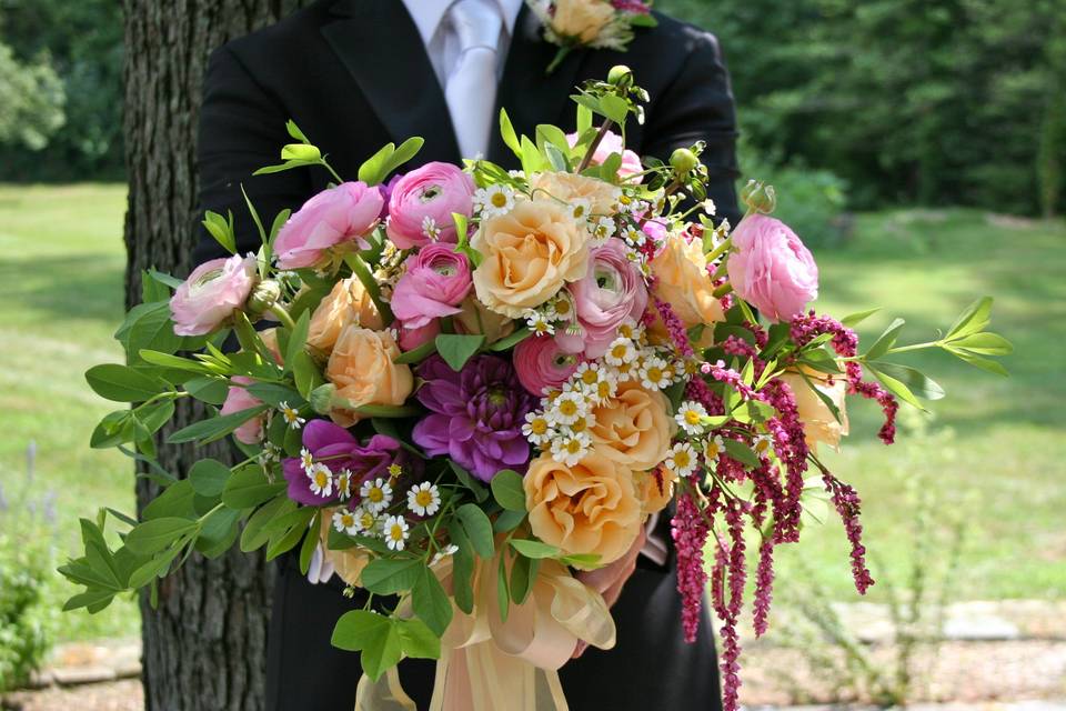 A Sumer bouquet overflowing with English garden roses, by White Magnolia Designs.