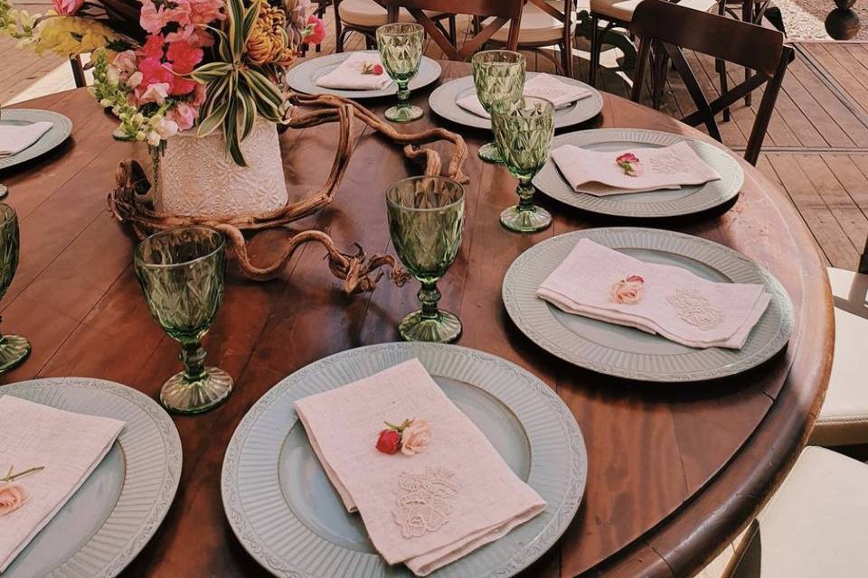 Round table centerpiece