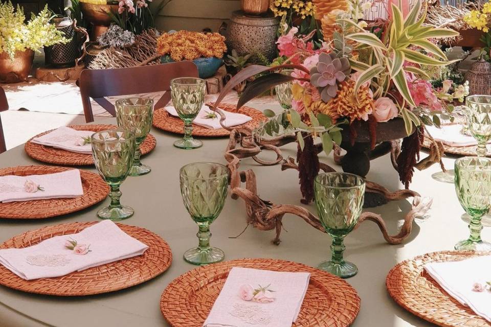 Round table centerpiece