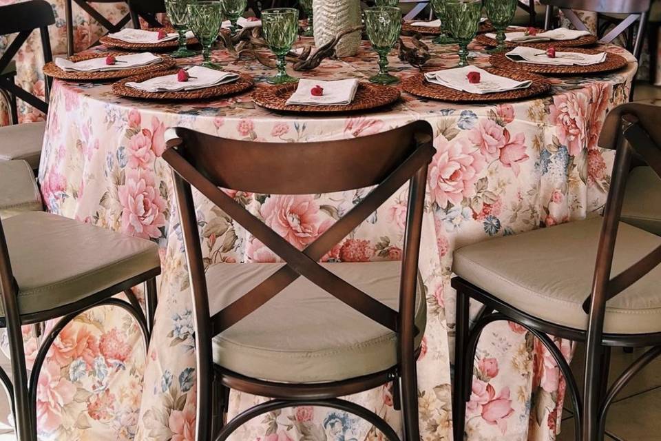 Round table centerpiece