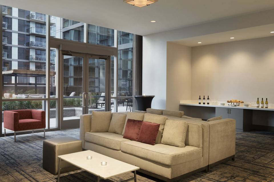 Host your cocktail reception in our Pre-Function space with access to the outdoor Fulton Garden Terrace.