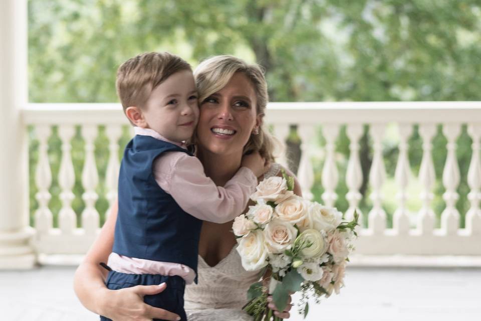 Hug smile ring bearer