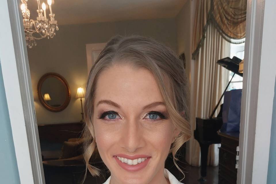 Elegant makeup for this Bride