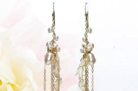Wakaba Earring
White coral, white freshwater pearls
Gold-filled chains.
www.yukoebina.com
