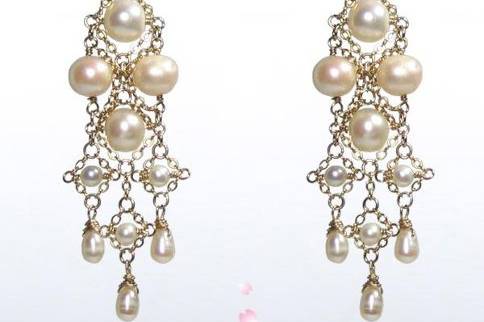 Kageroo Earring
Shown in white freshwater pearls
Gold filled chains
www.yukoebina.com