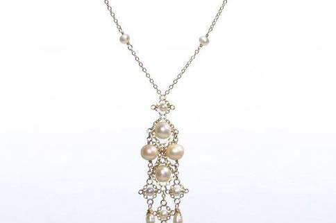 Kageroo Necklace
Shown in white freshwater pearls
Gold-filled chains
www.yukoebina.com