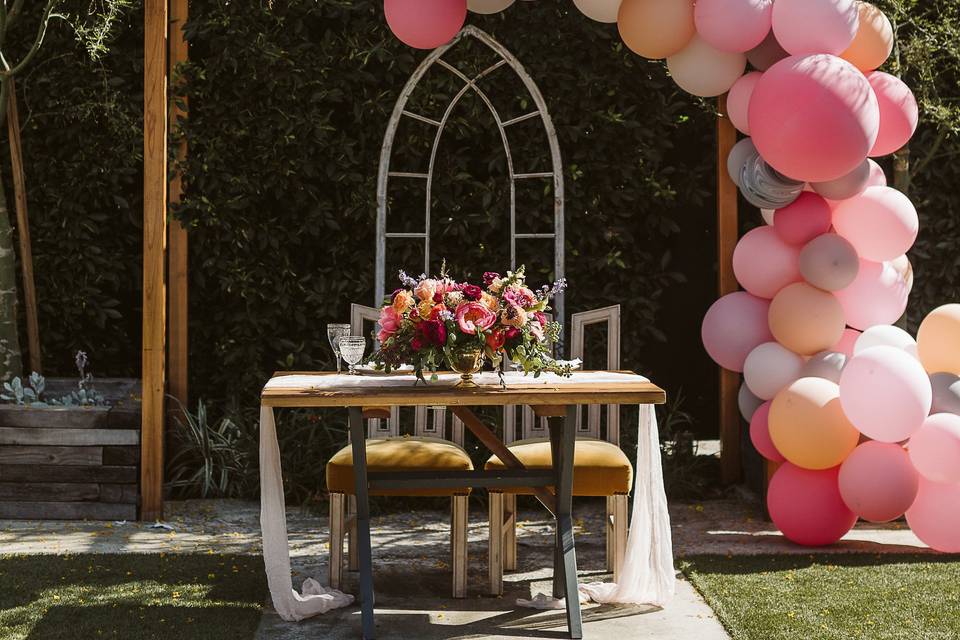 Balloon arch sweetheart table