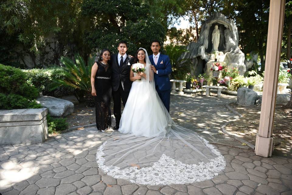 The bride with loved ones in the shade of the courtyard