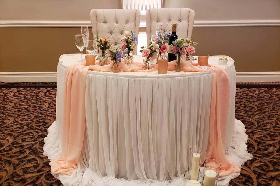 Summer peach sweetheart table