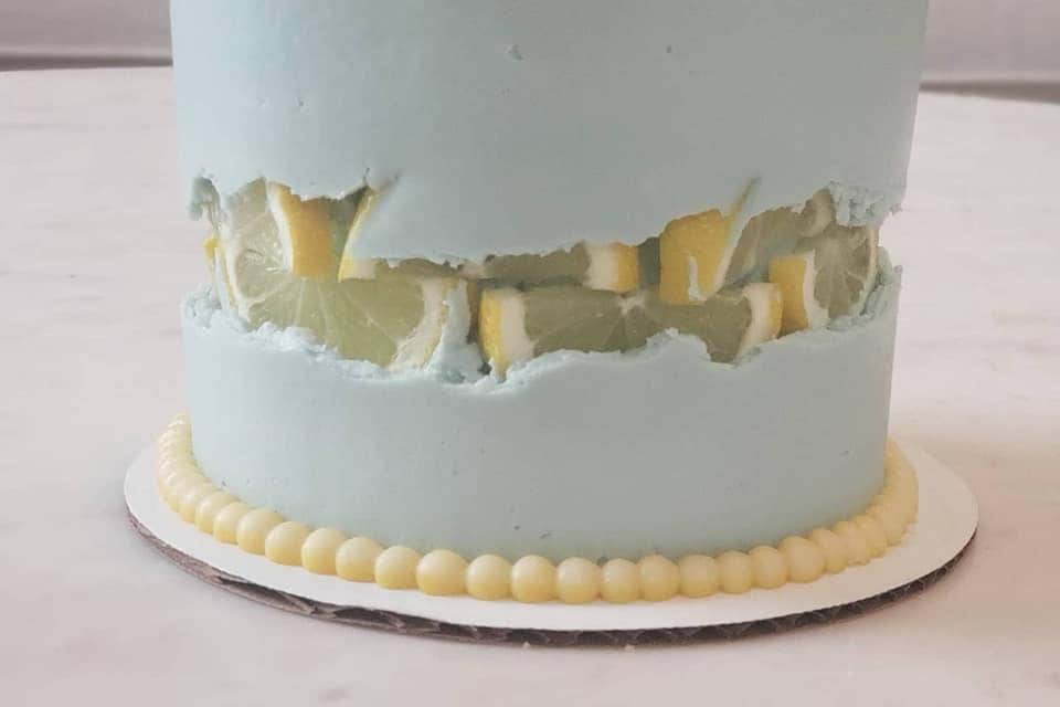 Fault-line cake with lemons