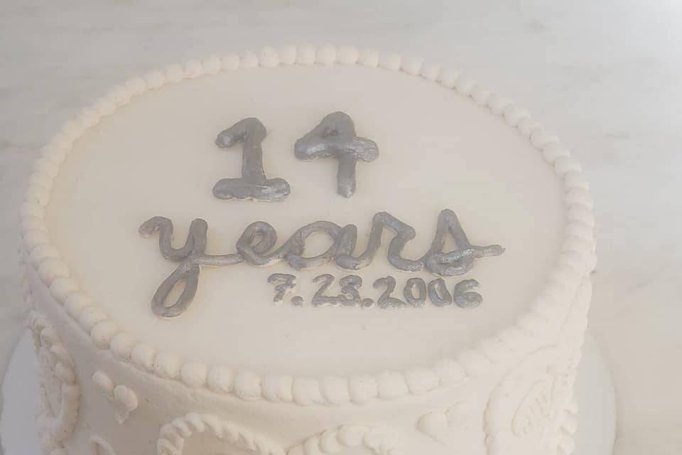 White-on-white cake personalization