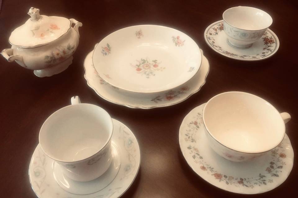 Teacups, creamer, bowls