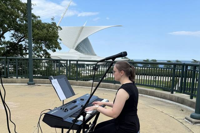 Piano and Milwaukee Art Museum