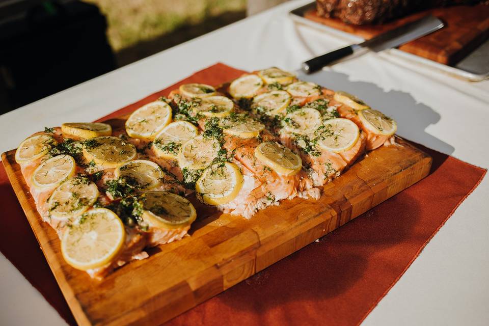 Smoked salmon topped w. lemon