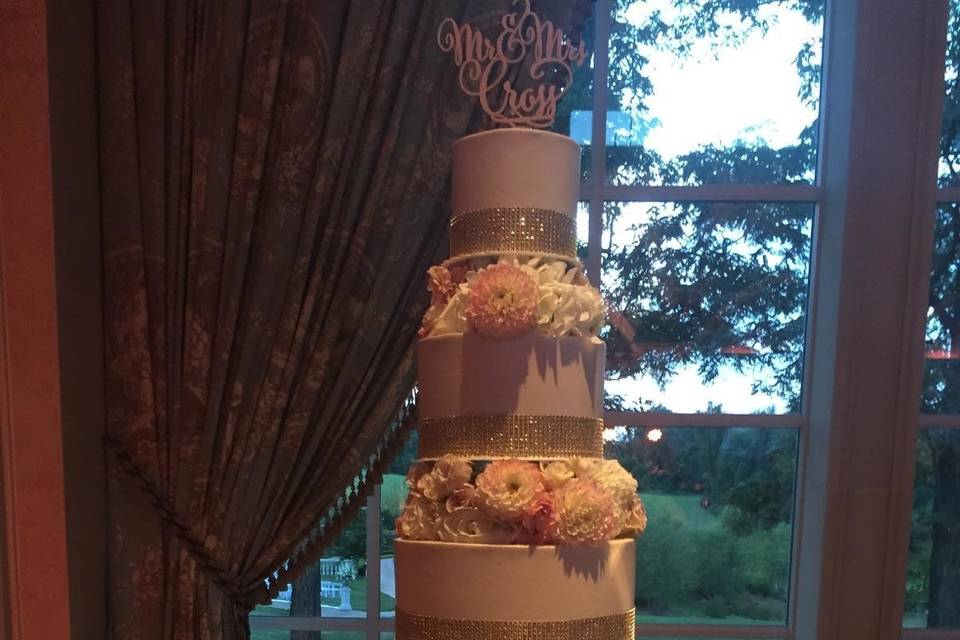 Wedding cake with white pipings