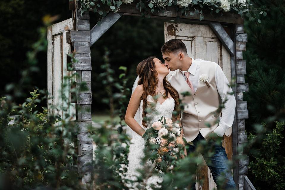 Couple kissing at Gambrel Barn