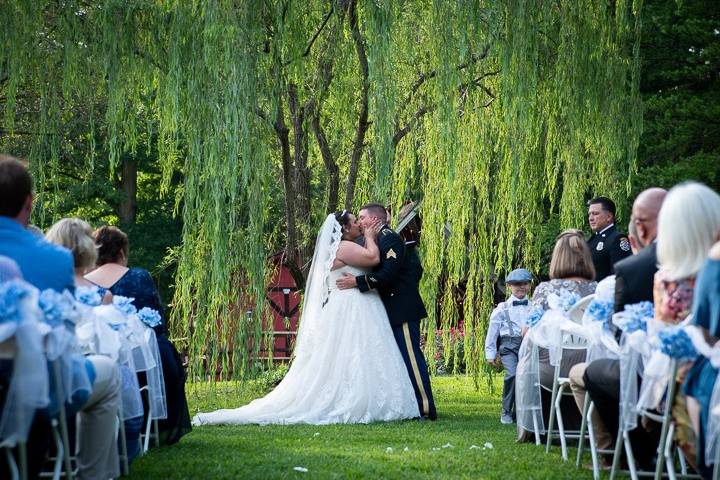 Wedding by the willow tree
