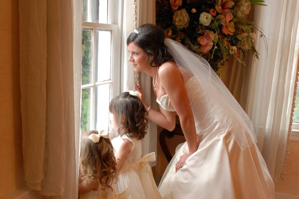 The bride with her flower girl