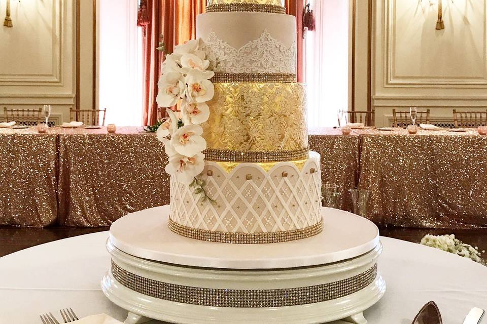 Cake in gold and white