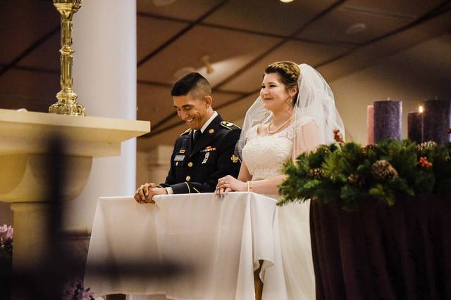 Candid chuckles shared at the altar lovely