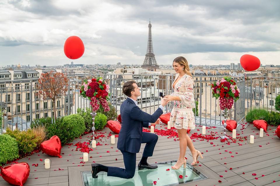 Marriage proposal in Paris