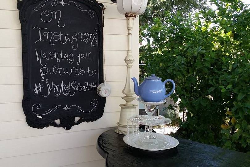 Teapot by the signboard