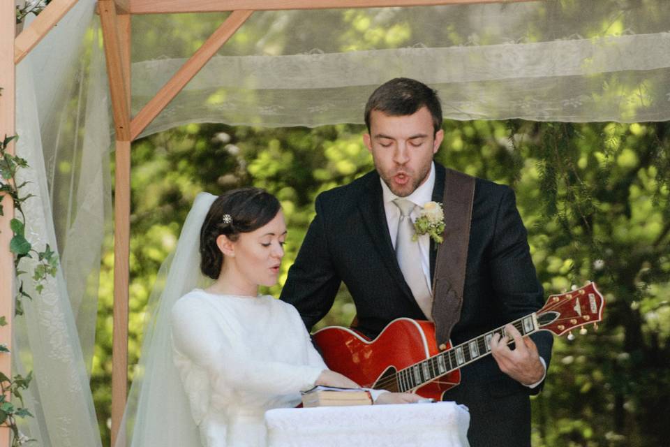 Live music: bride and groom