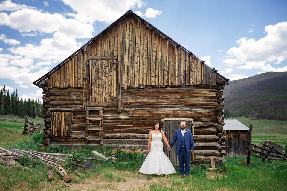 Newlyweds by the barn | Photo:Meagan Emilia Photograph