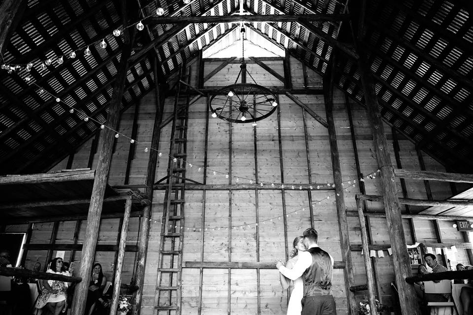 First dance | Photo: Simply Bliss Studios