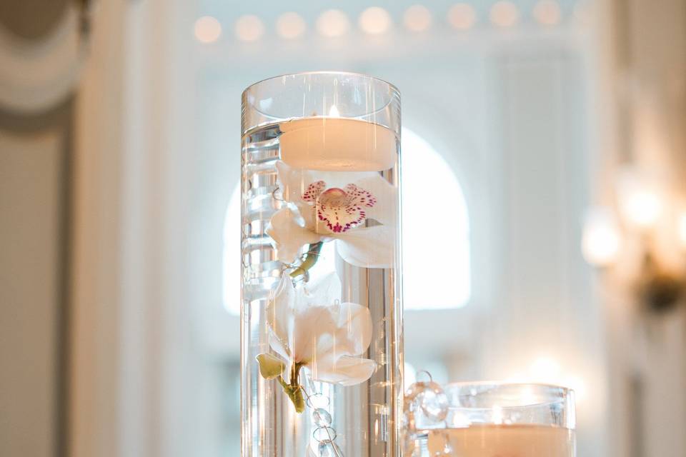 Anik Flowers floating candles