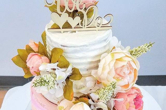 2-tier wedding cake with a pink base tier