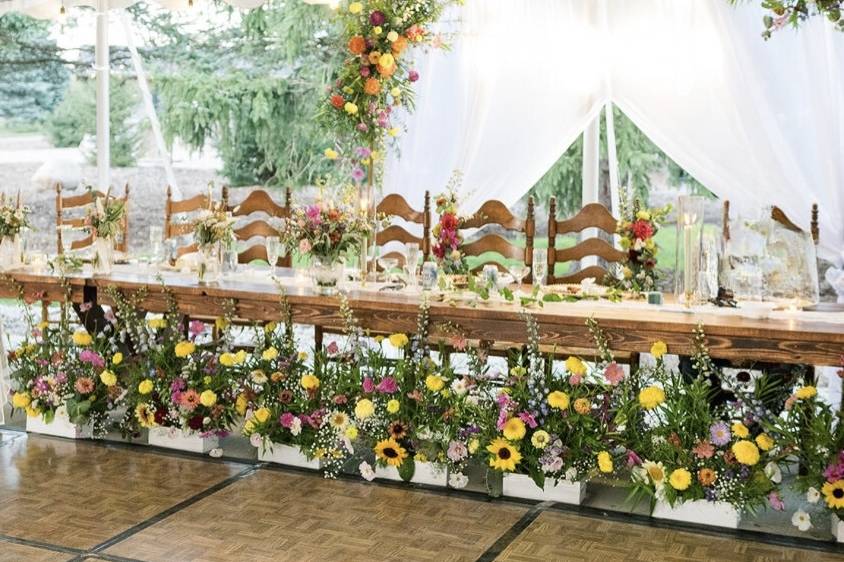 Flowers of the head table