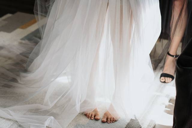 Hand-adjusting lace