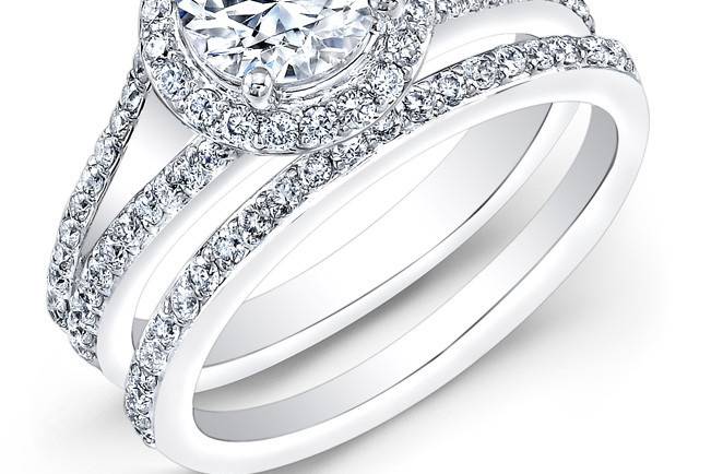 BRD-2012
This 14KT white gold wedding set features a halo and split-shank design with 0.75PTS of 112 round diamonds. It may also feature the center stone of your choice!
Call 213.626.6012 or chat with us at www.goldempirejewelry.com to get the best deal for this beautiful piece!
