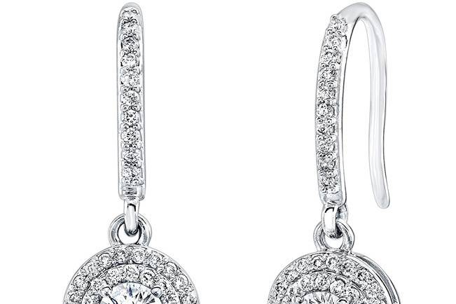 EAR-4014 (http://www.goldempirejewelry.com/fashion/earrings/ear-4014.html)
This 14kt white gold pair of dangling earrings features 0.43 points of round brilliant center diamonds and a double-halo design with 0.47 points of small full-cut round brilliant diamonds.
Call for price 213.626.6012