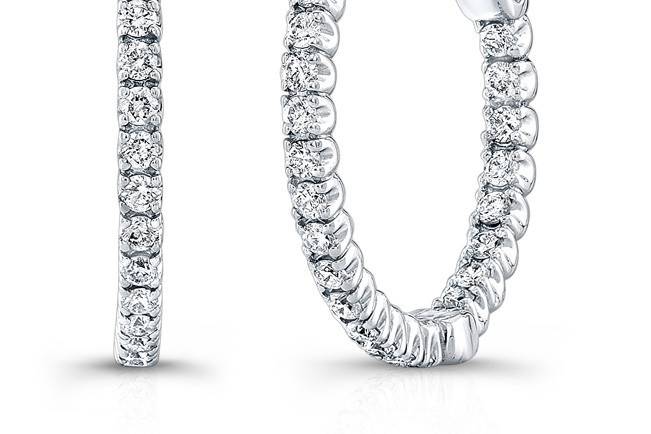 EAR-4008 (http://www.goldempirejewelry.com/fashion/earrings/hoops/ear-4008.html)
This pair of 14kt white gold round hoop earrings measures 0.75 inches and features 1.07 carats of 50 full-cut round brilliant diamonds.