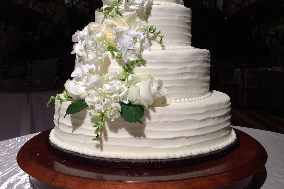 Ribbed cake w/flowers